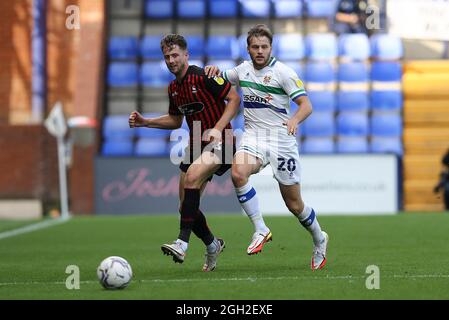 Birkenhead, Großbritannien. September 2021. Neill Byrne von Hartlepool United und Elliott Nevitt von Tranmere Rovers kämpfen um den Ball. EFL Skybet Football League Two Match, Tranmere Rovers gegen Hartlepool Utd FC im Prenton Park, Birkenhead, Wirral am Samstag, 4. September 2021. Dieses Bild darf nur für redaktionelle Zwecke verwendet werden. Nur zur redaktionellen Verwendung, Lizenz für kommerzielle Nutzung erforderlich. Keine Verwendung bei Wetten, Spielen oder Veröffentlichungen in einem Club/einer Liga/einem Spieler.PIC von Chris Stading/Andrew Orchard Sports Photography/Alamy Live News Credit: Andrew Orchard Sports Photography/Alamy Live News Stockfoto