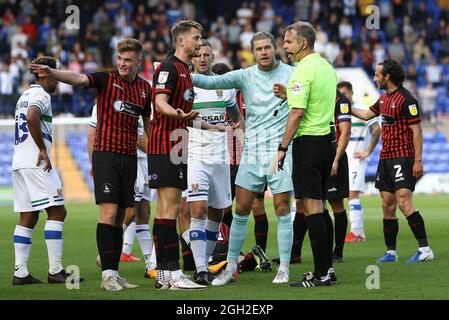 Birkenhead, Großbritannien. September 2021. Hartlepool-Spieler remonstraten gegen Schiedsrichter Christopher Sarginson. EFL Skybet Football League Two Match, Tranmere Rovers gegen Hartlepool Utd FC im Prenton Park, Birkenhead, Wirral am Samstag, 4. September 2021. Dieses Bild darf nur für redaktionelle Zwecke verwendet werden. Nur zur redaktionellen Verwendung, Lizenz für kommerzielle Nutzung erforderlich. Keine Verwendung bei Wetten, Spielen oder Veröffentlichungen in einem Club/einer Liga/einem Spieler.PIC von Chris Stading/Andrew Orchard Sports Photography/Alamy Live News Credit: Andrew Orchard Sports Photography/Alamy Live News Stockfoto