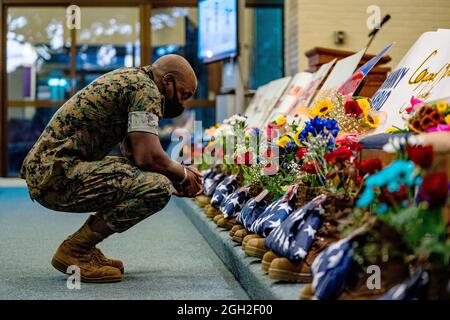 Camp Foster, Japan. September 2021. Eine US-Marine trauert während eines Gedenkgottesdienstes für die 13 Dienstmitglieder, die während der Evakuierung von Kabul im Camp Foster am 2. September 2021 in Okinawa, Japan, getötet wurden. Kredit: Cpl. Brennan Beauton/US Marines Photo/Alamy Live News Stockfoto