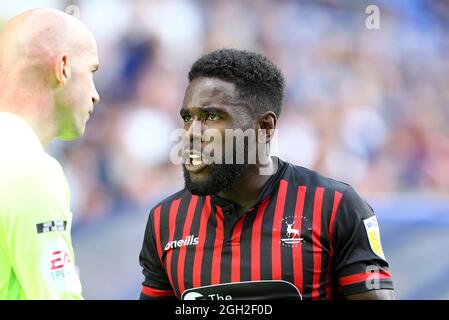 Birkenhead, Großbritannien. September 2021. Zaine Francis-Angol von Hartlepool United spricht mit dem Assistenten des Schiedsrichters. EFL Skybet Football League Two Match, Tranmere Rovers gegen Hartlepool Utd FC im Prenton Park, Birkenhead, Wirral am Samstag, 4. September 2021. Dieses Bild darf nur für redaktionelle Zwecke verwendet werden. Nur zur redaktionellen Verwendung, Lizenz für kommerzielle Nutzung erforderlich. Keine Verwendung bei Wetten, Spielen oder Veröffentlichungen in einem Club/einer Liga/einem Spieler.PIC von Chris Stading/Andrew Orchard Sports Photography/Alamy Live News Credit: Andrew Orchard Sports Photography/Alamy Live News Stockfoto