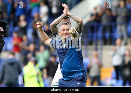Birkenhead, Großbritannien. September 2021. Micky Mellon, Manager von Tranmere Rovers, feiert das Ende des Spiels. EFL Skybet Football League Two Match, Tranmere Rovers gegen Hartlepool Utd FC im Prenton Park, Birkenhead, Wirral am Samstag, 4. September 2021. Dieses Bild darf nur für redaktionelle Zwecke verwendet werden. Nur zur redaktionellen Verwendung, Lizenz für kommerzielle Nutzung erforderlich. Keine Verwendung bei Wetten, Spielen oder Veröffentlichungen in einem Club/einer Liga/einem Spieler.PIC von Chris Stading/Andrew Orchard Sports Photography/Alamy Live News Credit: Andrew Orchard Sports Photography/Alamy Live News Stockfoto