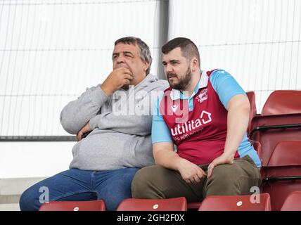 Northampton, Großbritannien. September 2021. Scunthorpe United Unterstützer während des Sky Bet League 2-Spiels zwischen Northampton Town und Scunthorpe United am 4. September 2021 im Sixfields Stadium, Northampton, England. Foto von Andy Rowland. Quelle: Prime Media Images/Alamy Live News Stockfoto