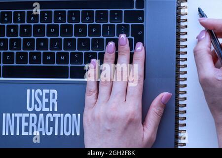 Konzeptuelle Bildunterschrift Benutzerinteraktion, Wort, geschrieben auf dem Kanal zwischen Mensch und Computer Interaktion Hände zeigen Drücken der Computertastatur Tasten Stockfoto