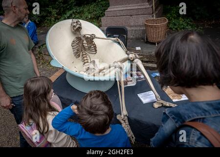 London, Großbritannien. September 2021. Kuriosen, die Besucher während des jährlichen Tages der offenen Tür des Nunhead Cemetery, einem der ‘Magnificent Seven’ Friedhöfe in London, sehen können. Kredit: Guy Corbishley/Alamy Live Nachrichten Stockfoto