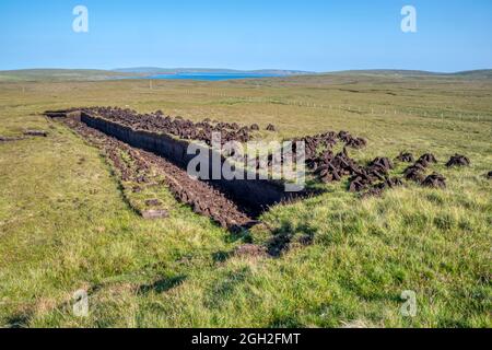Ein Gebiet mit frischem Torf, das in der Nähe von Mid Yell auf der Insel Yell, Shetland, grabt.