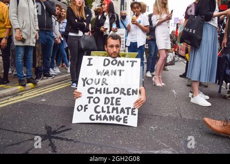 London, Großbritannien. September 2021. Am letzten Tag ihrer zweiwöchigen Kampagne „Impossible Rebellion“ blockierten zwei Protestierende den Verkehr auf der Oxford Street und forderten die britische Regierung auf, in der Klima- und Umweltkrise sinnvoll zu handeln. (Kredit: Vuk Valcic / Alamy Live News) Stockfoto