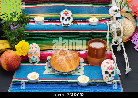 Altar geschmückt mit Pan de Muerto und Schädeln. Tag der Toten. Mexikanischer Urlaub. Stockfoto