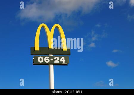 Nykvarn, Schweden - 4. September 2021: Nahaufnahme des McDonald's-Logos der Fast-Food-Kette mit Öffnungszeiten. Stockfoto