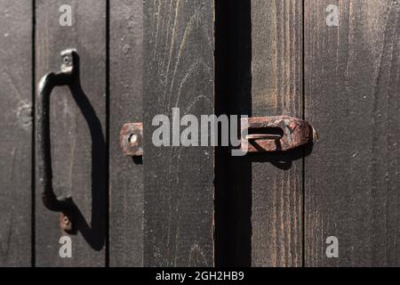 Eine Nahaufnahme der alten hölzernen Scheunentür Stockfoto
