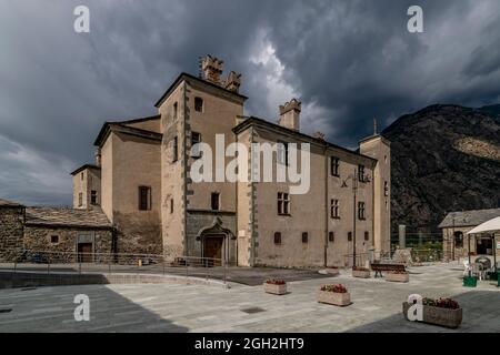 Die alte Burg von Issogne, Aostatal, Italien, unter einem dramatischen Himmel Stockfoto