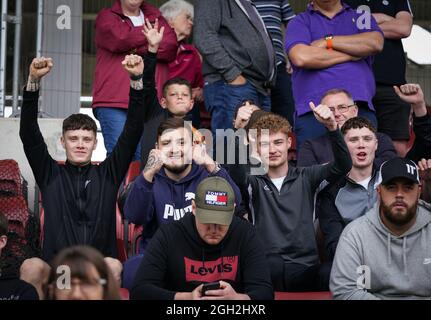 Northampton, Großbritannien. September 2021. Scunthorpe United Unterstützer während des Sky Bet League 2-Spiels zwischen Northampton Town und Scunthorpe United am 4. September 2021 im Sixfields Stadium, Northampton, England. Foto von Andy Rowland. Quelle: Prime Media Images/Alamy Live News Stockfoto