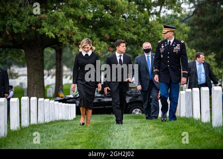 Die ukrainische First Lady Olena Zelenska, links, der ukrainische Präsident Volodymyr Zelenskyy, Mitte, und der Oberst der US-Armee, Michael Binetti, gehen durch Abschnitt 70 des Nationalfriedhofs von Arlington am 1. September 2021 in Arlington, Virginia. Zelenskyy besuchte die Gräber mehrerer polnisch-amerikanischer Dienstmitglieder. Stockfoto