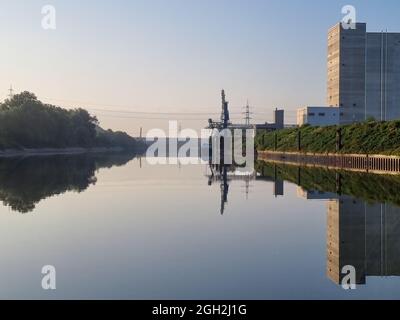Krefeld Deutschland September 2021, Sonnenaufgang im Hafen von Krefeld Deutschland. Mit Binnenschiffverladung im Hafen Stockfoto