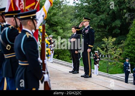 Der ukrainische Präsident Volodymyr Zelenskyy, links, und General Allan Pepin der US-Armee während einer Zeremonie zur Kranzniederlegung im Grab des unbekannten Soldaten auf dem Nationalfriedhof von Arlington am 1. September 2021 in Arlington, Virginia. Stockfoto