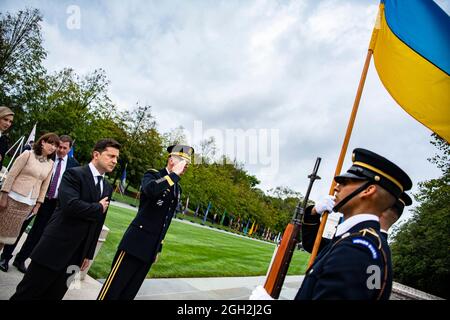 Der ukrainische Präsident Volodymyr Zelenskyy, links, und General Allan Pepin der US-Armee während einer Zeremonie zur Kranzniederlegung im Grab des unbekannten Soldaten auf dem Nationalfriedhof von Arlington am 1. September 2021 in Arlington, Virginia. Stockfoto