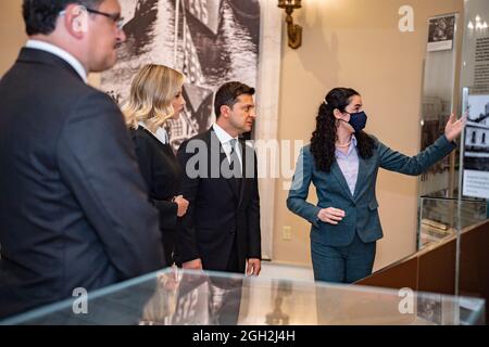 Die Historikerin Allison Finkelstein, rechts, führt die ukrainische First Lady Olena Zelenska, links, und den ukrainischen Präsidenten Volodymyr Zelenskyy, Mitte, auf dem Arlington National Cemetery am 1. September 2021 in Arlington, Virginia, durch das Memorial Amphitheatre Display Room. Stockfoto