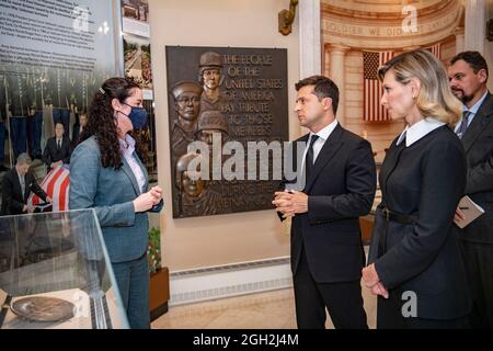 Die Historikerin Allison Finkelstein, links, führt die ukrainische First Lady Olena Zelenska, rechts, und den ukrainischen Präsidenten Volodymyr Zelenskyy, Mitte, auf dem Arlington National Cemetery am 1. September 2021 in Arlington, Virginia, durch das Memorial Amphitheatre Display Room. Stockfoto