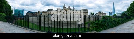 LONDON, Großbritannien - 20. AUGUST 2021: Ultra-Weitwinkel-Panoramablick auf den Tower of London durch Geländer betrachtet Stockfoto