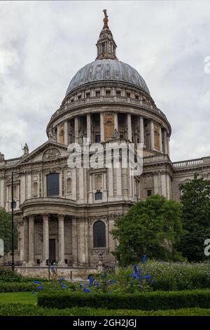 LONDON, Großbritannien - 20. AUGUST 2021: Außenansicht der Südfassade der St. Paul's Cathedral Stockfoto