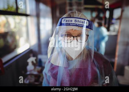 Bukarest, Rumänien - 4. September 2021: Porträt einer kaukasischen Ärztin in einem Covid-19-Impfzentrum. Stockfoto