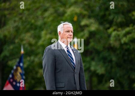 Der Superintendent des Nationalfriedhofs von Arlington, Charles R. Alexander, Jr., steht während des Besuchs des ukrainischen Präsidenten Volodymyr Zelenskyy auf dem Nationalfriedhof von Arlington am 1. September 2021 in Arlington, Virginia, auf dem Grab des unbekannten Soldaten zur Kenntnis. Stockfoto