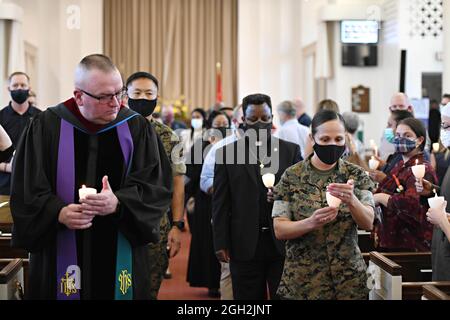 Quantico, Usa. September 2021. US-Marineinfanteristen und Familienmitglieder zünden während einer Mahnwache Kerzen an, um an die 13 während der Evakuierung von Kabul getöteten Dienstmitglieder in der Marine Memorial Chapel am 2. September 2021 in Quantico, Virginia, USA, zu erinnern. Kredit: LCpl. Joseph Cooper/US Marines Photo/Alamy Live News Stockfoto