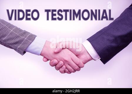 Hand schreiben Zeichen Video Testimonial. Konzept bedeutet eine Erklärung, die die Vorteile in Video 2 Professional Well-Dressed Corporate bestätigt Stockfoto