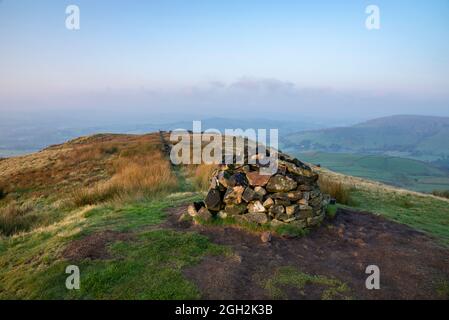 Cairn auf dem Gipfel von South Head in der Nähe von Hayfield im High Peak, Derbyshire, England. Ein Blick von diesem Hügel an einem wunderschönen Herbstmorgen. Stockfoto