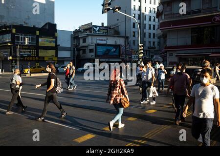 Izmir, Izmir, Türkei. September 2021. Die Menschen überqueren die Straße in einem schönen Licht des Septembers in der Cankaya Avenue. (Bild: © Uygar Ozel/ZUMA Press Wire) Stockfoto