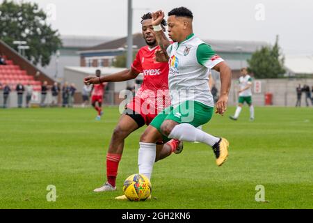 Emirates FA Cup in der ersten Runde mit Hayes und Yeading gegen Bognor Regis Town FC (Rocks). September 2021. Zwei Spieler laufen, um den Ball anzupacken. Stockfoto