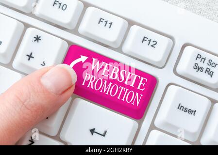 Textschild mit Website-Promotion. Geschäftsidee Erhöhen Sie die Präsenz einer Website, um mehr Besucher zu bringen, die schwierige Programmcodes eingeben und neue schreiben Stockfoto