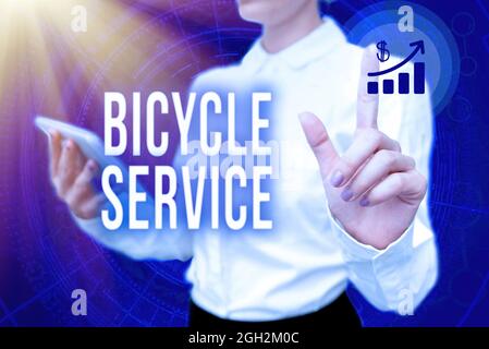Textunterschrift mit einem Fahrrad-Service. Business-Ansatz bietet Dienstleistungen wie Fahrradverleih oder und Wartung Lady in Uniform Standing Hold Phone Stockfoto