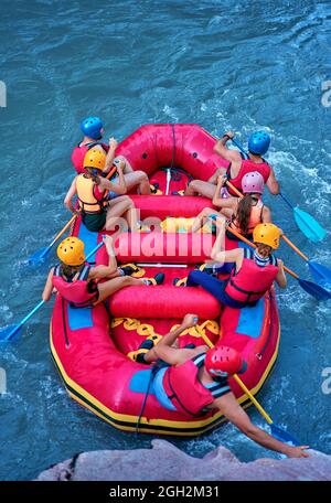 Rafting auf einem großen Boot auf einem Bergfluss Stockfoto