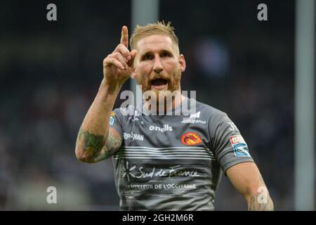 Newcastle, England - 4. September 2021 - Sam Tomkins von Catalan Dragons bestätigt Fans des Rugby League Betfred Super League Magic Weekend St. Helens vs Catalan Dragons im St James' Park Stadium, Newcastle, Großbritannien Credit: Dean Williams/Alamy Live News Stockfoto