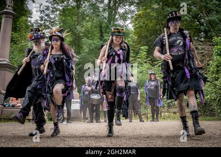 London, Großbritannien. September 2021. Mitglieder des Tanzes Black Swan Border Morris treten am jährlichen Tag der offenen Tür des Nunhead Cemetery auf, einem der ‘Magnificent Seven’ Friedhöfe in London. Kredit: Guy Corbishley/Alamy Live Nachrichten Stockfoto