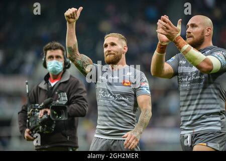 Newcastle, England - 4. September 2021 - Sam Tomkins und Gil Dudson von Catalan Dragons feiern mit ihren Fans das Rugby League Betfred Super League Magic Weekend St. Helens vs Catalan Dragons im St James' Park Stadium, Newcastle, UK Credit: Dean Williams/Alamy Live News Stockfoto