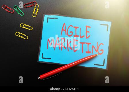 Textunterschrift mit agilem Marketing. Wort für die Konzentration von Teambemühungen, die dem Endkunden einen Mehrwert bieten Denken Neue glänzende Ideen erneuern Stockfoto