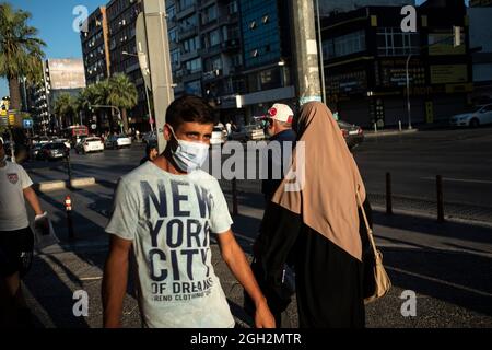 Izmir, Izmir, Türkei. September 2021. Die Menschen überqueren die Straße in einem schönen Licht des Septembers in der Cankaya Avenue. (Bild: © Uygar Ozel/ZUMA Press Wire) Stockfoto