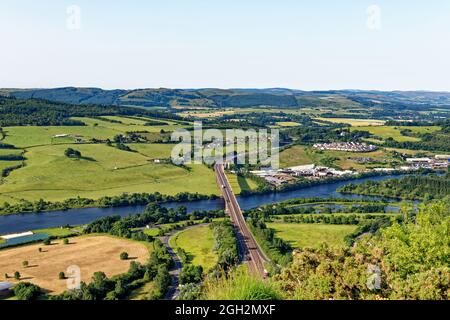 Der Blick von der Spitze des Kinnoull Hill, Perth. Schottland, Vereinigtes Königreich, zeigt die Friarton Bridge, die die Autobahn M90 führt. Juli 2021 Stockfoto