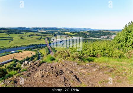 Der Blick von der Spitze des Kinnoull Hill, Perth. Schottland, Vereinigtes Königreich, zeigt die Friarton Bridge, die die Autobahn M90 führt. Juli 2021 Stockfoto