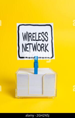 Schild mit der Anzeige des Wireless-Netzwerks. Wort für Computernetzwerk, das drahtlose Datenverbindungen verwendet Bunte Idee Präsentation mit frischen Gedanken Stockfoto