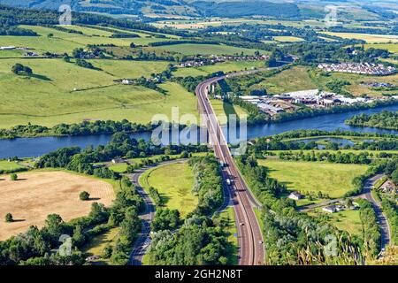 Der Blick von der Spitze des Kinnoull Hill, Perth. Schottland, Vereinigtes Königreich, zeigt die Friarton Bridge, die die Autobahn M90 führt. Juli 2021 Stockfoto