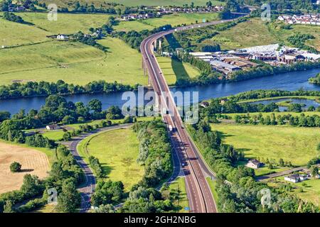 Der Blick von der Spitze des Kinnoull Hill, Perth. Schottland, Vereinigtes Königreich, zeigt die Friarton Bridge, die die Autobahn M90 führt. Juli 2021 Stockfoto