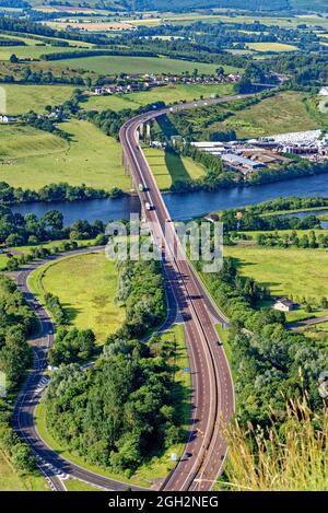 Der Blick von der Spitze des Kinnoull Hill, Perth. Schottland, Vereinigtes Königreich, zeigt die Friarton Bridge, die die Autobahn M90 führt. Juli 2021 Stockfoto