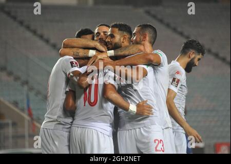 Tunis, Tunesien. September 2021. Das tunesische Team feiert nach dem Tor am 3. September 2021 in Tunis, Tunesien, bei einem Spiel der WM-Qualifikationsspieler 2022 zwischen Tunesien und Äquatorialguinea im Rades Olympic Stadium. (Foto von Hasan mrad / Eyepix Group) Quelle: Eyepix Group/Alamy Live News Stockfoto