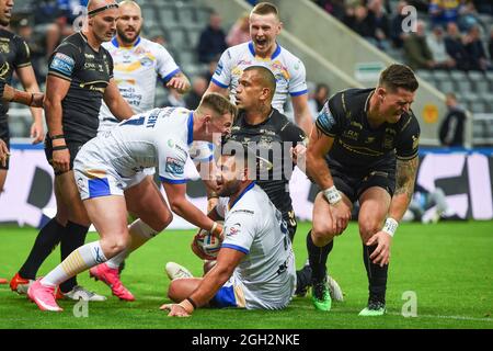 Newcastle, England - 4. September 2021 -Rhyse Martin (12) aus Leeds Rhinos versucht es während des Rugby League Betfred Super League Magic Weekend Leeds Rhinos vs Hull FC im St James' Park Stadium, Newcastle, Großbritannien Credit: Dean Williams/Alamy Live News Stockfoto