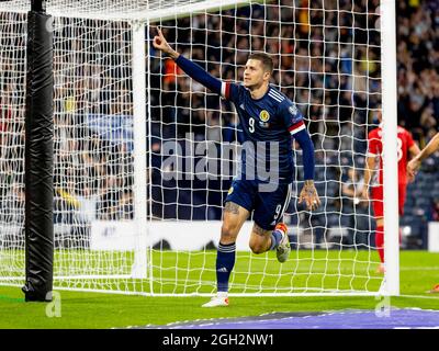 Glasgow, Schottland, Großbritannien. . September 2021. 4. September 2021; Hampden Park, Glasgow, Schottland: FIFA WM 2022 Qualifikationsfußball, Schottland gegen Moldawien: Lyndon Dykes aus Schottland feiert in Minute 14 das Eröffnungstreffer Credit: Action Plus Sports Images/Alamy Live News Stockfoto