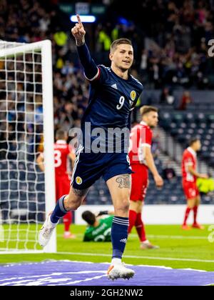 Glasgow, Schottland, Großbritannien. . September 2021. 4. September 2021; Hampden Park, Glasgow, Schottland: FIFA WM 2022 Qualifikationsfußball, Schottland gegen Moldawien: Lyndon Dykes aus Schottland feiert in Minute 14 das Eröffnungstreffer Credit: Action Plus Sports Images/Alamy Live News Stockfoto