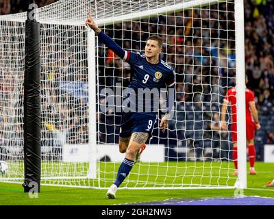 Glasgow, Schottland, Großbritannien. . September 2021. 4. September 2021; Hampden Park, Glasgow, Schottland: FIFA WM 2022 Qualifikationsfußball, Schottland gegen Moldawien: Lyndon Dykes aus Schottland feiert in Minute 14 das Eröffnungstreffer Credit: Action Plus Sports Images/Alamy Live News Stockfoto