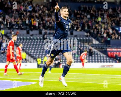 Glasgow, Schottland, Großbritannien. . September 2021. 4. September 2021; Hampden Park, Glasgow, Schottland: FIFA WM 2022 Qualifikationsfußball, Schottland gegen Moldawien: Lyndon Dykes aus Schottland feiert in Minute 14 das Eröffnungstreffer Credit: Action Plus Sports Images/Alamy Live News Stockfoto